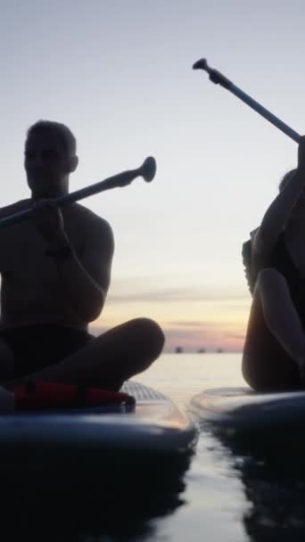 Καυκάσιοι Ενήλικες Κωπηλατούν Τις Ιστιοσανίδες Τους Στη Θάλασσα Fhd Vertical — Αρχείο Βίντεο