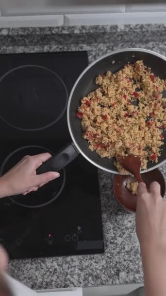 Nad Hlavou Záběr Krásné Ženy Převádějící Čerstvě Uvařené Rýžové Jídlo — Stock video