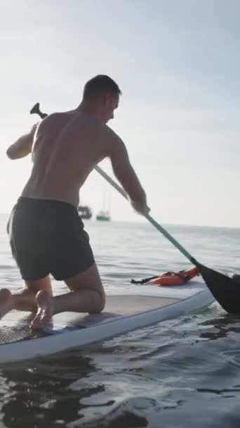 Prise Vue Arrière Couple Paddle Surf Dans Eau Mer Thaïlande — Video