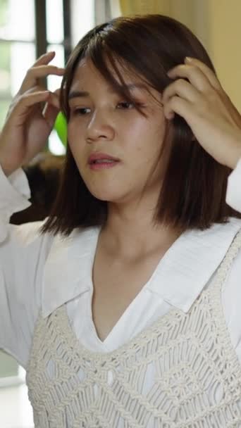 Πανέμορφη Ταϊλανδέζα Προσαρμόζει Φόρεμά Της Fhd Vertical Video — Αρχείο Βίντεο