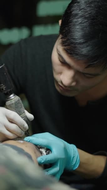 Азиатский Татуировщик Делает Татуировку Клиенту Студии Творческая Концепция Fhd Vertical — стоковое видео