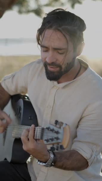 Músico Vagabundo Cantando Canción Tocando Guitarra Acústica Borde Carretera Iluminado — Vídeo de stock