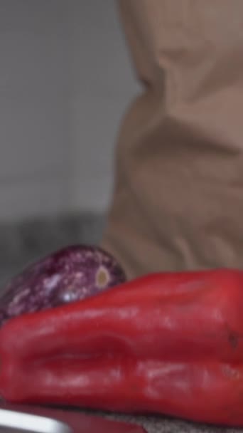 Flicka Håller Papperspåse Med Olika Grönsaker Från Marknaden Spårning Skott — Stockvideo