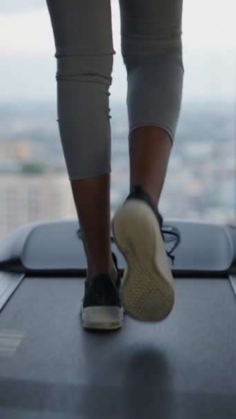 Крупним Планом Чорні Жінки Ноги Використовуючи Бігову Доріжку Горизонтом Бангкока — стокове відео