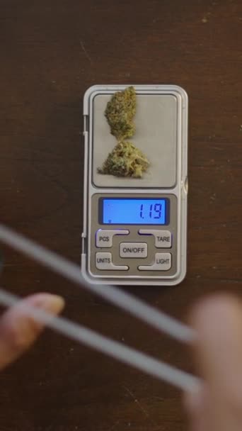 Weight Vendor Puts Weed Tongs Fullhd Vertical Video — Stock Video