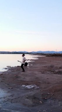 Gitarlı bir hippi limana doğru koşar ve kollarını kaldırarak havadan, FullHD 'ye doğru yükselir.