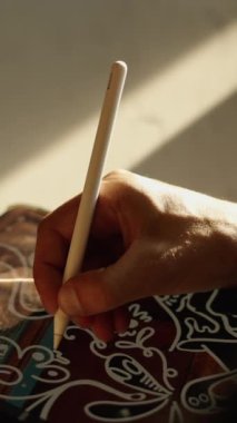 Adam tablet üzerinde tasarım ile tamiri el - FHD dikey video