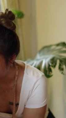 Kadın elbisesi ayarlayan Asyalı terzi - FHD dikey video