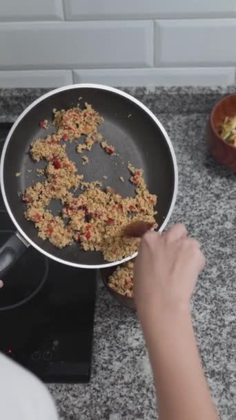 Aki Sült Rizst Tesz Pan Bowl Magas Szög Függőleges — Stock videók