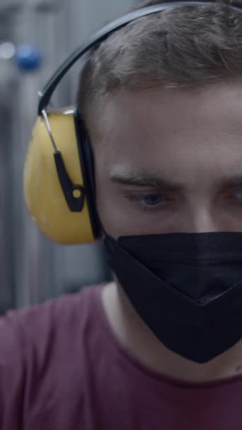 Biały Facet Pracujący Fabryce Piwa Noszący Opaskę Uszy Maskę Twarzy — Wideo stockowe