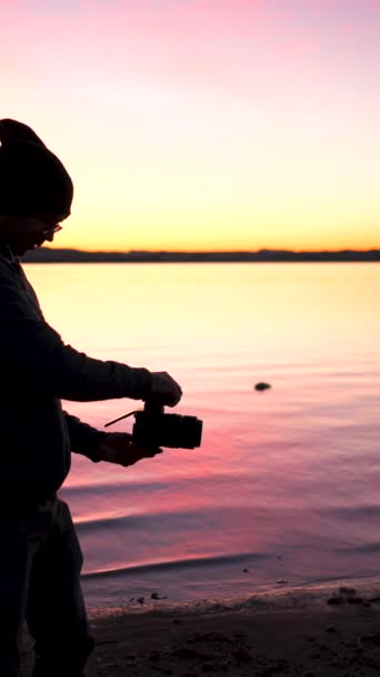 Silueta Fotografování Při Západu Slunce Jezera Vertikální Fullhd Video — Stock video