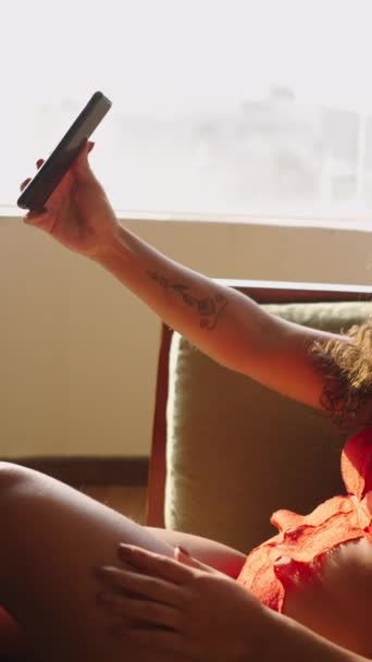 Όμορφη Μελαχρινή Γυναίκα Που Βγάζει Selfie Δίπλα Στο Ηλιόλουστο Παράθυρο — Αρχείο Βίντεο
