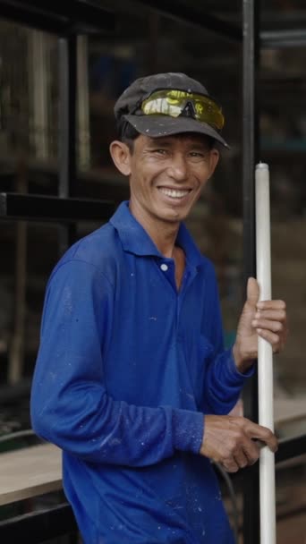 Adulto Asiático Homem Segurando Tubo Luz Sorrindo Para Câmera Fhd — Vídeo de Stock