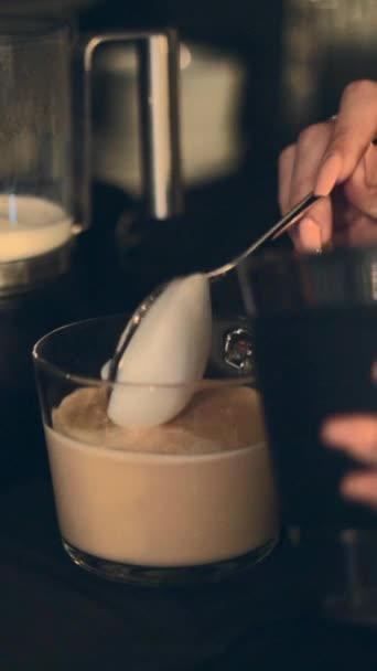 Γυναικεία Χέρια Μαζεύουν Παγωμένο Γάλα Στην Κορυφή Του Ζεστού Καφέ — Αρχείο Βίντεο