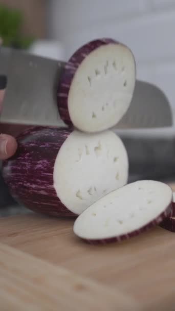 Mutfakta Elektrikli Fırının Yanında Patlıcan Dilimleyen Bir Kadın Yüksek Açı — Stok video
