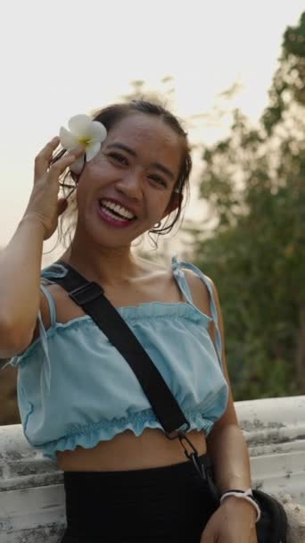 Thaise Vrouw Met Een Bloem Haar Haar Glimlacht Kijkt Naar — Stockvideo