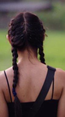 FHD dikey video sahasında yürüyen genç bir kızın yakın çekimi