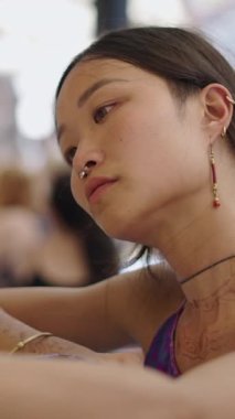 Taylandlı ressam FHD dikey video resmini yapmaya odaklanıyor