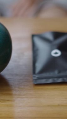 Bir masada sigara içmekle ilgili çeşitli aksesuarlar - FullHD dikey video