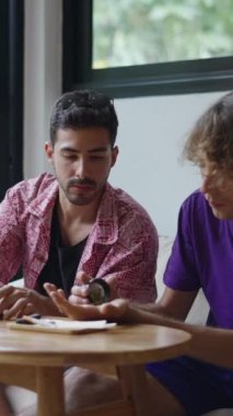 İki beyaz adam FullHD dikey video çekimi hazırlıyor.