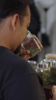 Bir satıcı müşteriye bakar - FullHD dikey video