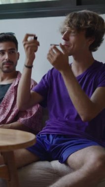 Arkadaşı FullHD Dikey Video 'nun yanında esrar yakan bir adam.