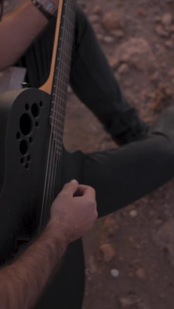 年轻的男性吉他手在室外弹吉他手在日落时的特写 垂直Fullhd视频 — 图库视频影像