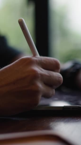 Pulseira Usando Mãos Homem Desenhar Tablet Fhd Vertical Vídeo — Vídeo de Stock