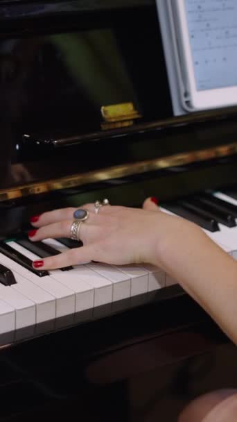 少女は彼女の前に彼女のタブレットで情熱的に歌い ピアノに傾いています Fhd垂直ビデオ — ストック動画
