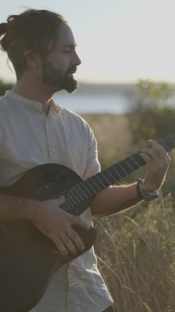 Homem Caucasiano Com Guitarra Tocando Acordes Fazendo Nova Música Campo — Vídeo de Stock