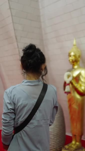 Αγνώριστο Κορίτσι Λατρεύει Ιερό Χρυσό Άγαλμα Fhd Κάθετη Βίντεο — Αρχείο Βίντεο