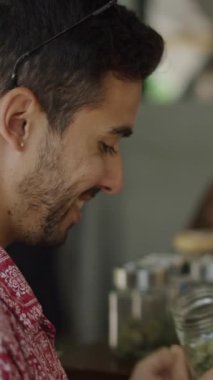 İki arkadaş bir dükkanda ot kokusu alıyor - FullHD dikey video