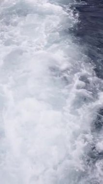 Bir gemi motoru olan FHD dikey video tarafından üretilen deniz dalgalarının yukarıdan görüntüsü
