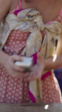 Renkli elbiseli kadınlar fincanları ve el çırpma ile bir şov yapıyorlar - FHD dikey video