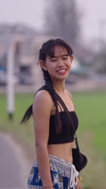 Taylandlı kız kamerayı pirinç tarlasında yürümeye davet ediyor - FHD dikey video