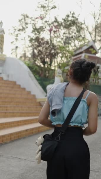 Mujer Morena Asiática Camina Hacia Estatua Religiosa Fhd Vídeo Vertical — Vídeo de stock