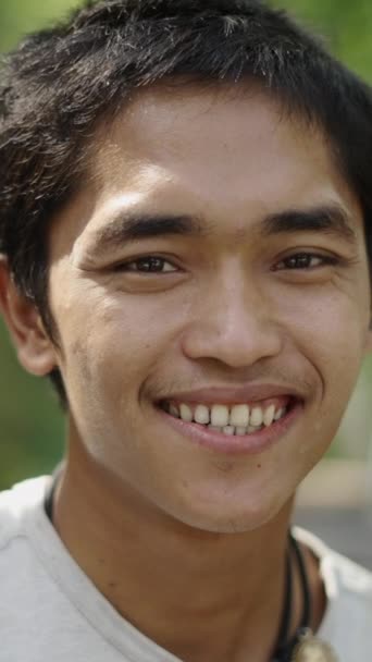 カメラに微笑む若いアジアの建設労働者の肖像画 Fhd垂直ビデオ Fhd 垂直ビデオ — ストック動画