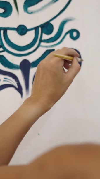 Pintor Irreconocible Pintando Cuadro Verde Azul Sobre Lienzo Fhd Vídeo — Vídeo de stock