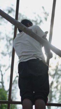 Tayland, Koh Tao 'da tahta çatıya çivi çakan genç işçi - FHD dikey video - FHD dikey video