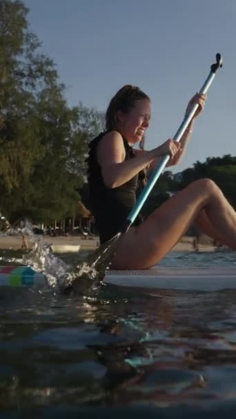 Deux Adultes Caucasiens Pagaient Leurs Planches Surf Coucher Soleil Fhd — Video