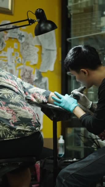 Estudio Tatuaje Asiático Con Cliente Artista Del Tatuaje Concepto Creativo — Vídeo de stock
