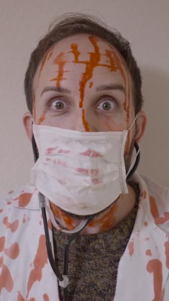 Человек Костюме Доктора Хэллоуин Фальшивой Кровью Лице Пугающие Жесты Close — стоковое видео