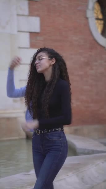 Egy Fiatal Hölgy Göndör Hajjal Vékony Alakkal Sétál Mosolyog Kamera — Stock videók