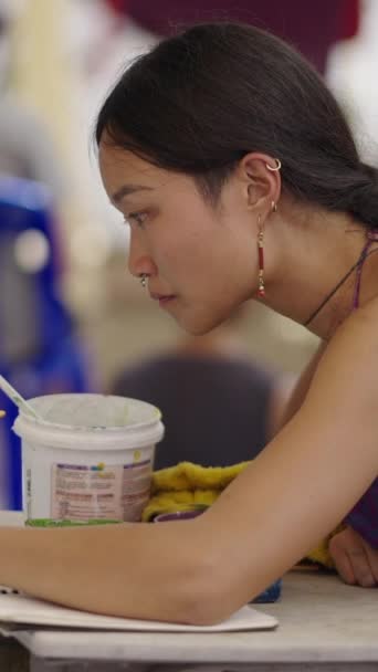 在一个拥挤的地方 一个亚洲女人在画布上画画 Fhd垂直录像 — 图库视频影像