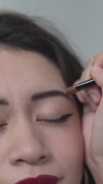 Makijaż Artysta Szczotkowanie Korygowanie Linii Brwi Modelu Dziewczyny Przygotowuje Się — Wideo stockowe