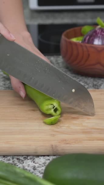 女童切青辣椒与刀在切菜板上 垂直方向 — 图库视频影像