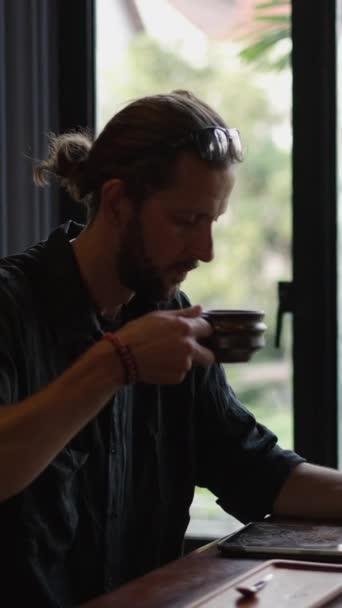 Westerse Ondernemer Drinkt Koffie Raakt Zijn Tablet Aan Met Zijn — Stockvideo