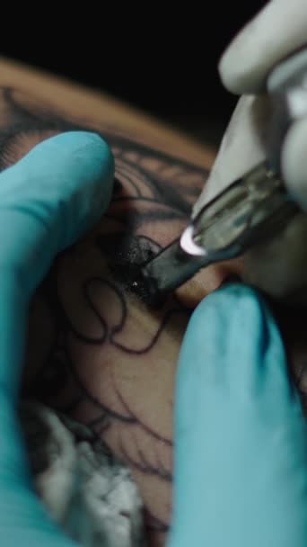 纹身机在皮肤上纹身的宏观照片 创意概念 Fhd垂直视频 — 图库视频影像