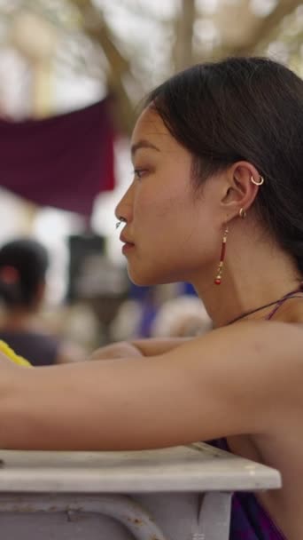 Hermosa Mujer Asiática Pinta Cuadro Con Pincel Fhd Vídeo Vertical — Vídeos de Stock