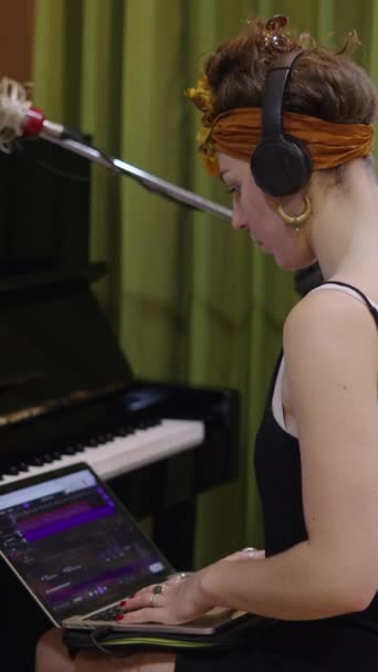 여자는 앉아서 태블릿을 피아노를 Fhd 비디오 — 비디오